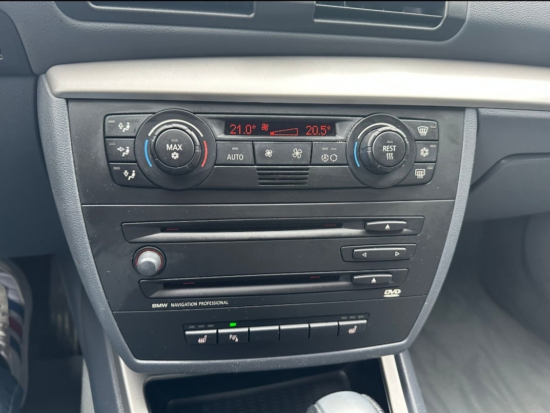 BMW 120i-image-10