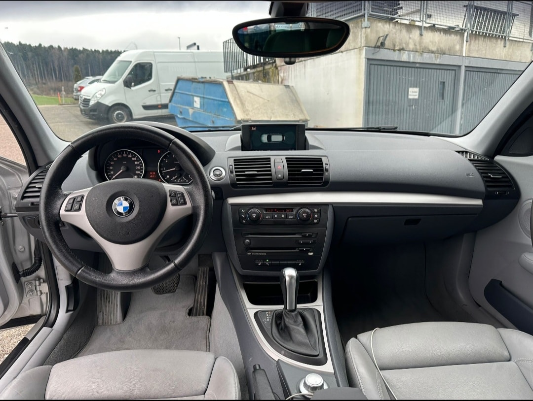 BMW 120i-image-7