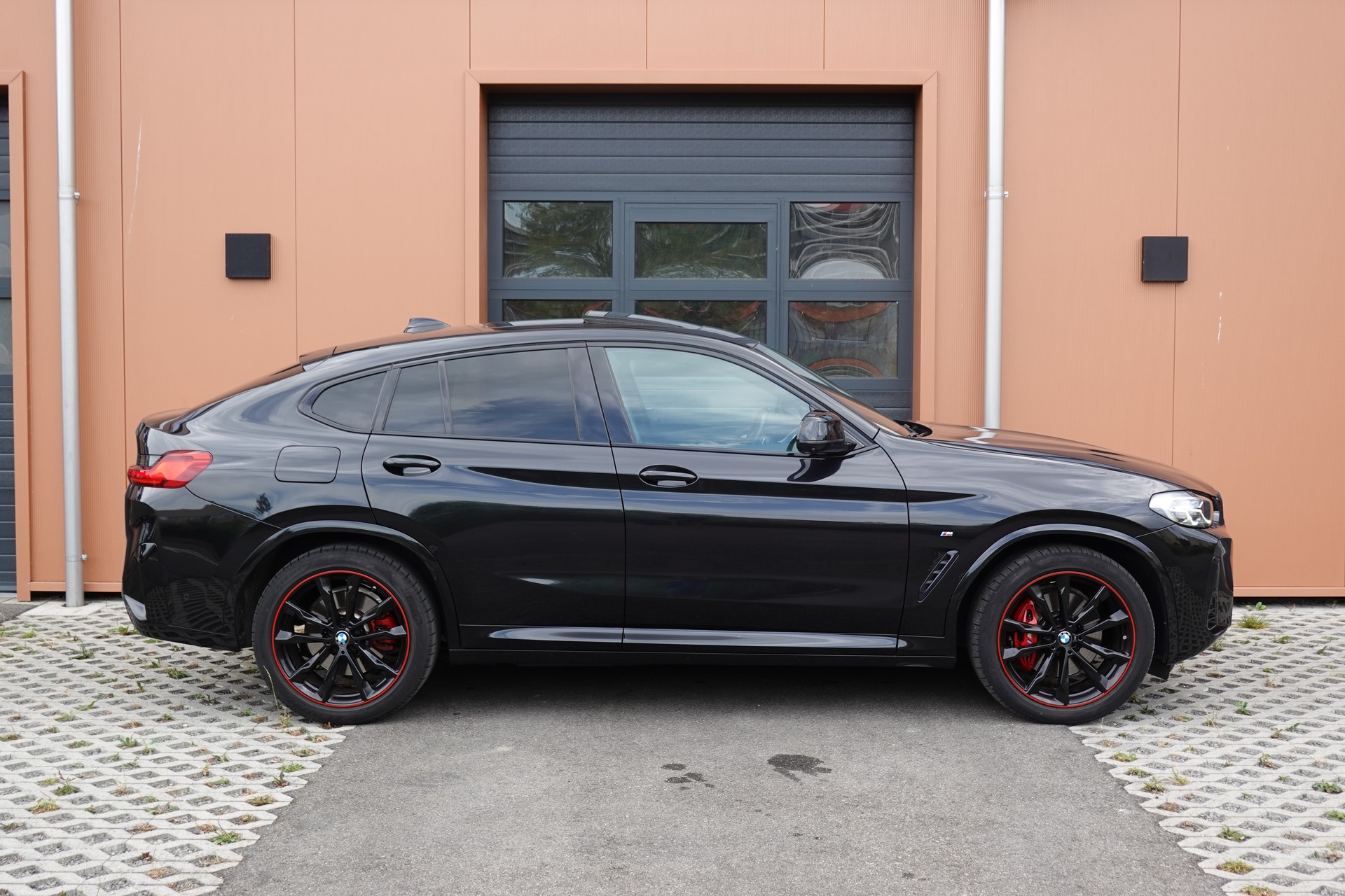 BMW X4 xDrive 48V 20d M Sport * Vehicule CH * Pack M * Camera 360 * jantes 20 * sièges chauffants et électriques *-showroom-element-3