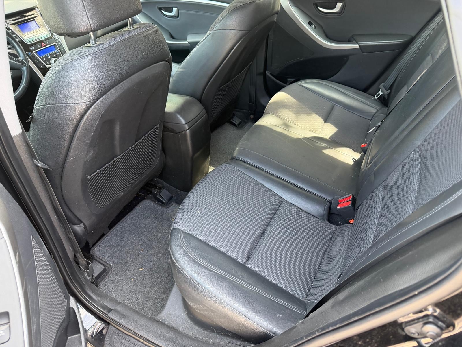HYUNDAI i30 Wagon 1.6 CRDi Premium Automatic-image-12