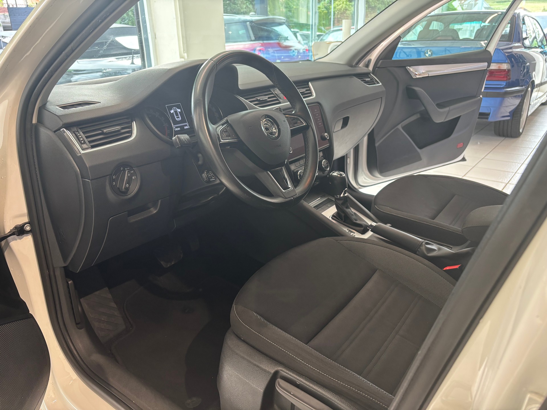 SKODA Octavia Combi 2.0 TDI Ambition DSG-image-7
