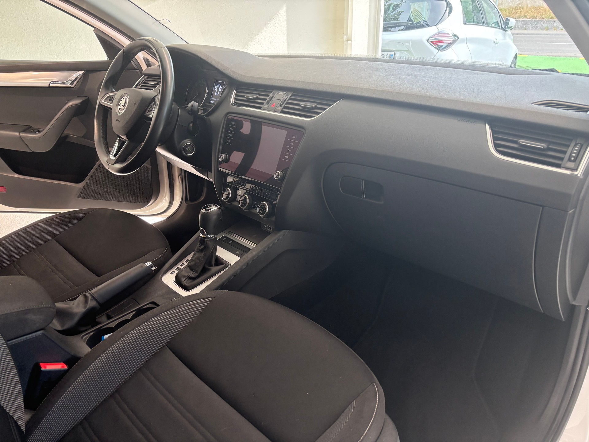 SKODA Octavia Combi 2.0 TDI Ambition DSG-image-5