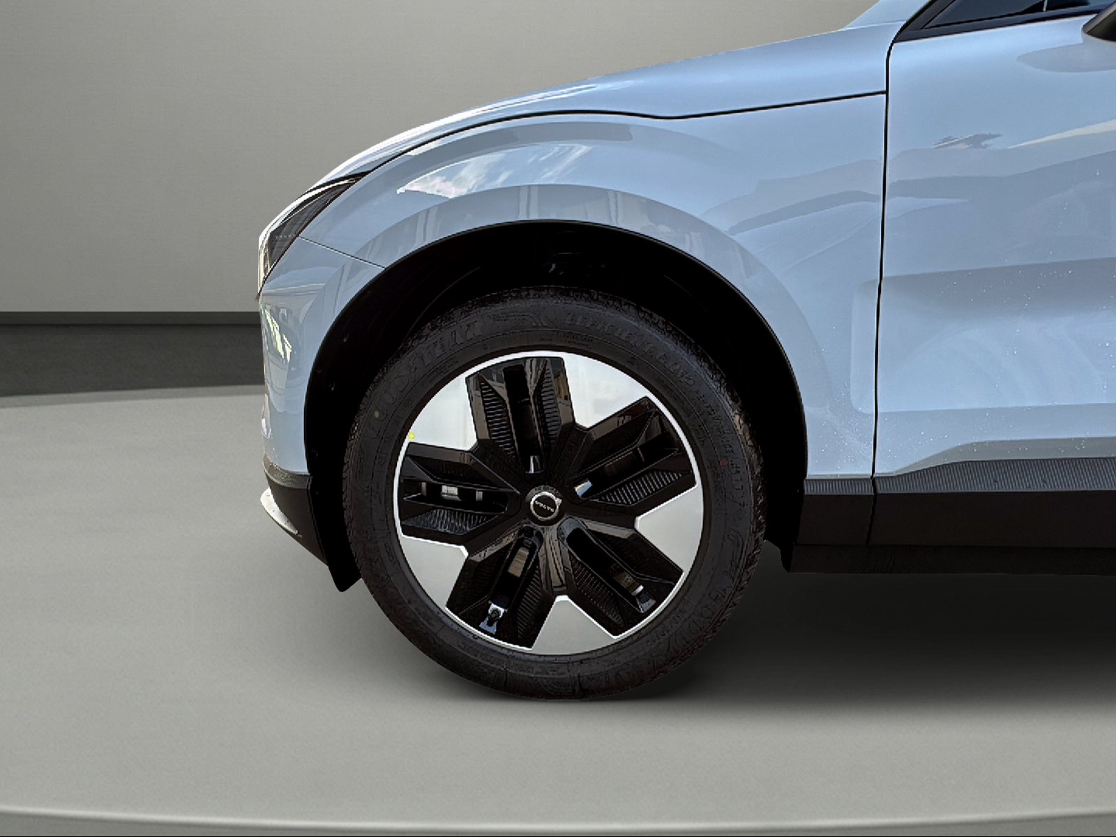 VOLVO EX30 P5 69 kWh Long Range Plus-showroom-element-2