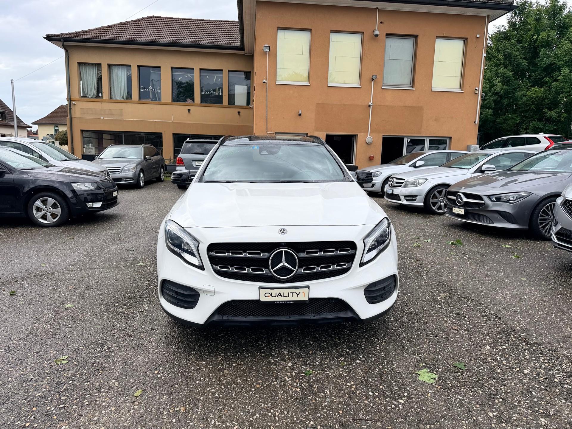 MERCEDES-BENZ GLA 250 AMG Line 4Matic 7G-DCT-showroom-element-1