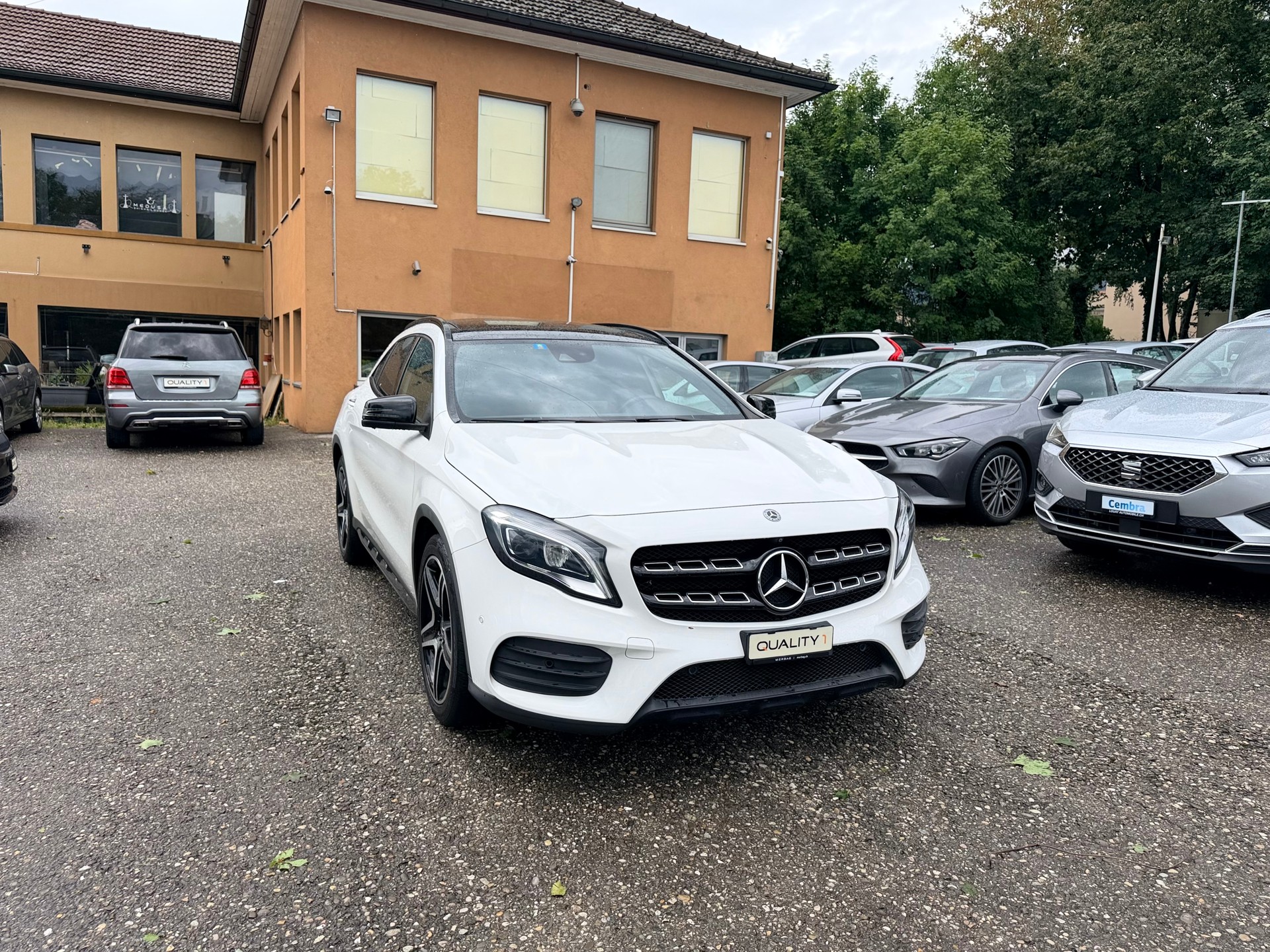 MERCEDES-BENZ GLA 250 AMG Line 4Matic 7G-DCT-showroom-element-2