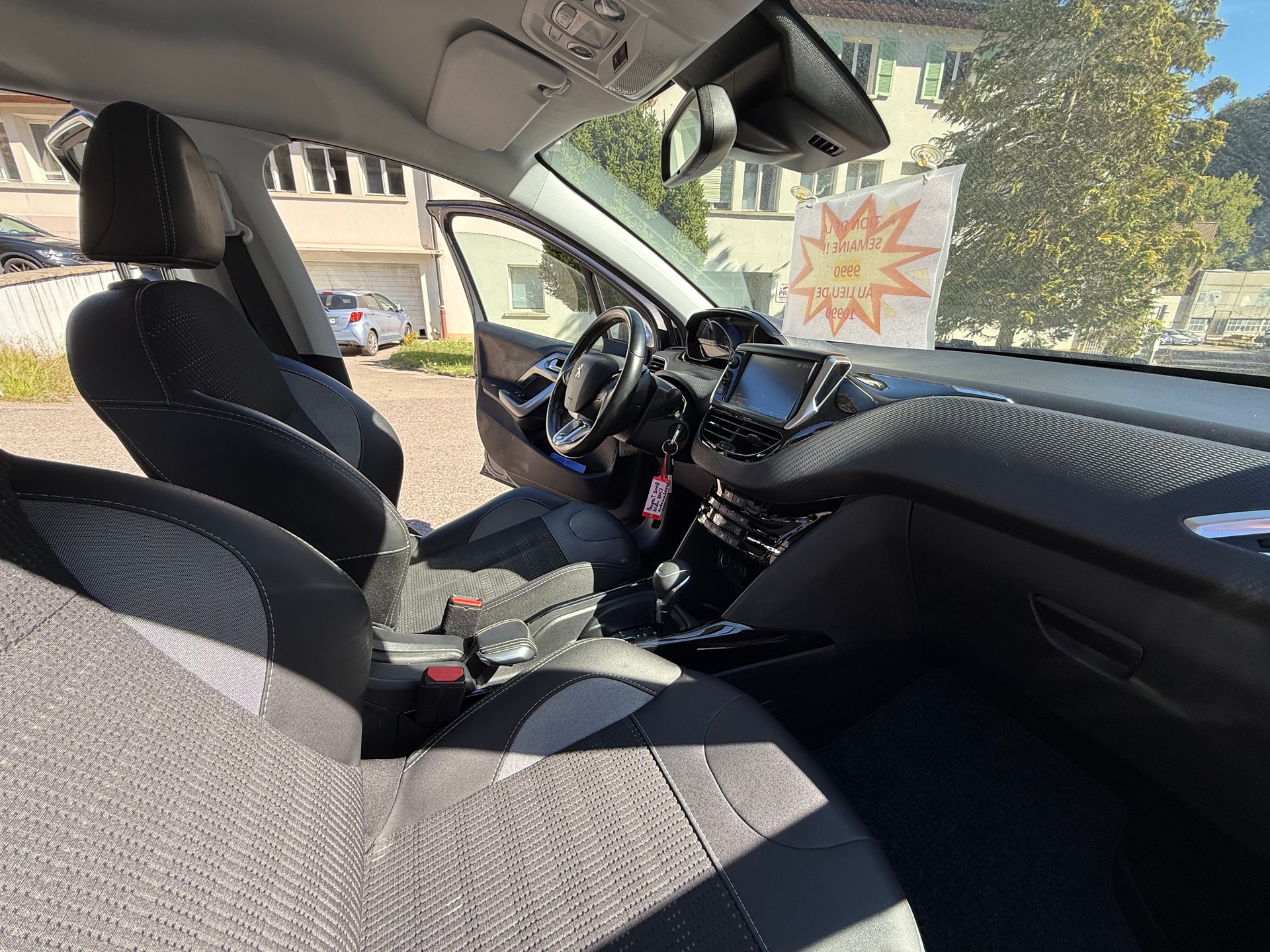 PEUGEOT 2008 1.2 PureTech Style EAT6-image-13