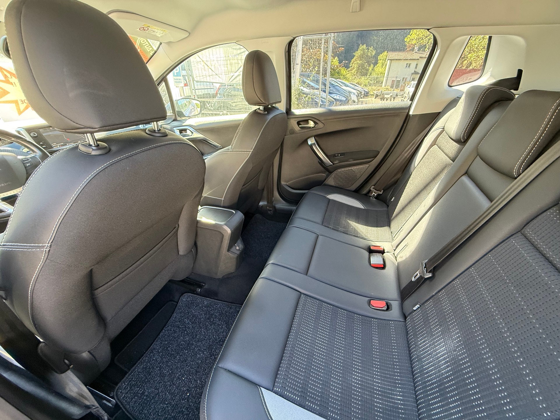 PEUGEOT 2008 1.2 PureTech Style EAT6-image-9