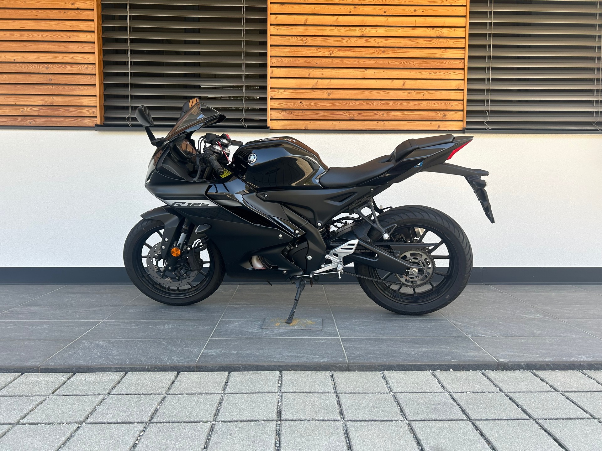 YAMAHA YZF-R 125 ABS-image-1