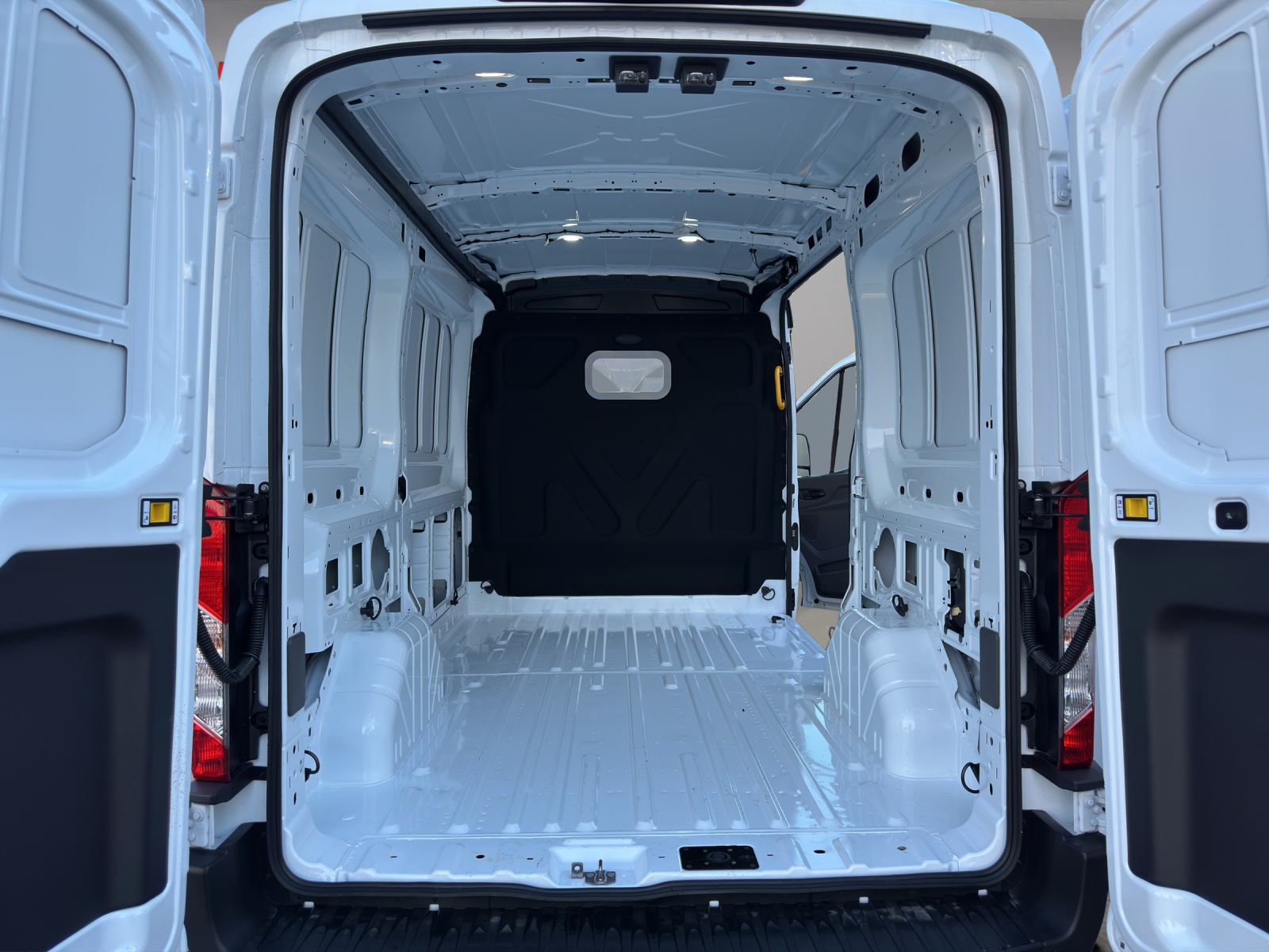 FORD Transit Van 350 L2 Trend 2.0 TDCi 130 FWD-image-18