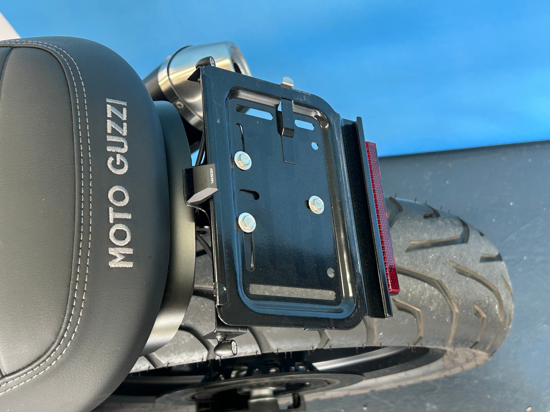 MOTO GUZZI V7 IV 850 Black level-image-8