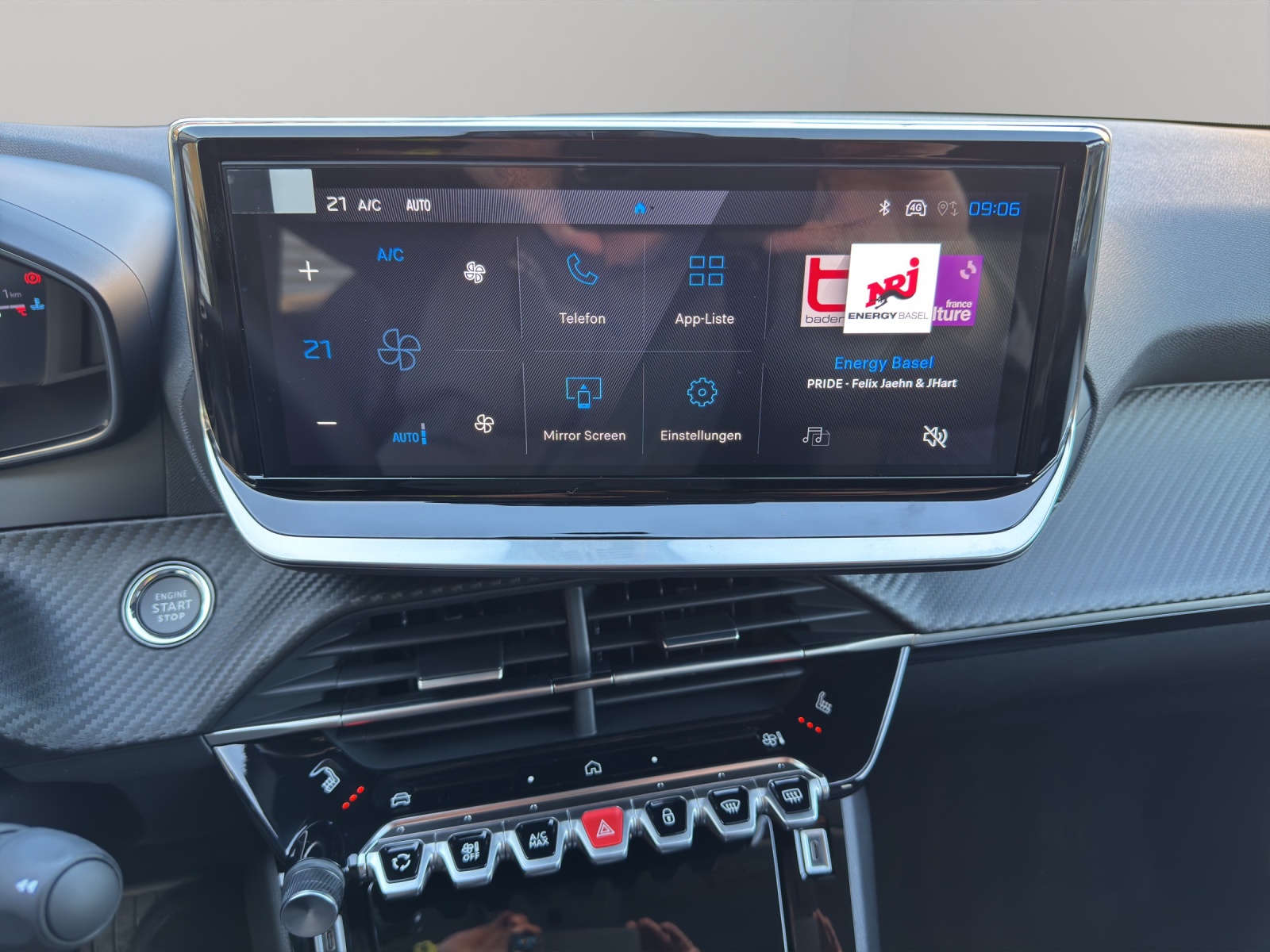 PEUGEOT 208 1.2 Hybrid Allure Premium-image-7