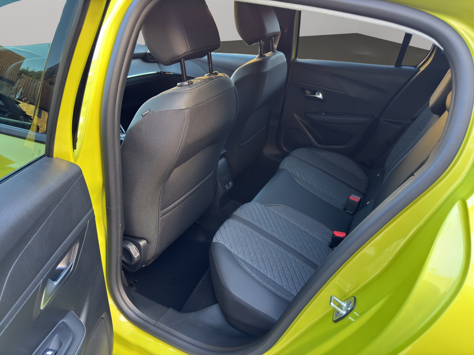 PEUGEOT 208 1.2 Hybrid Allure Premium-image-4