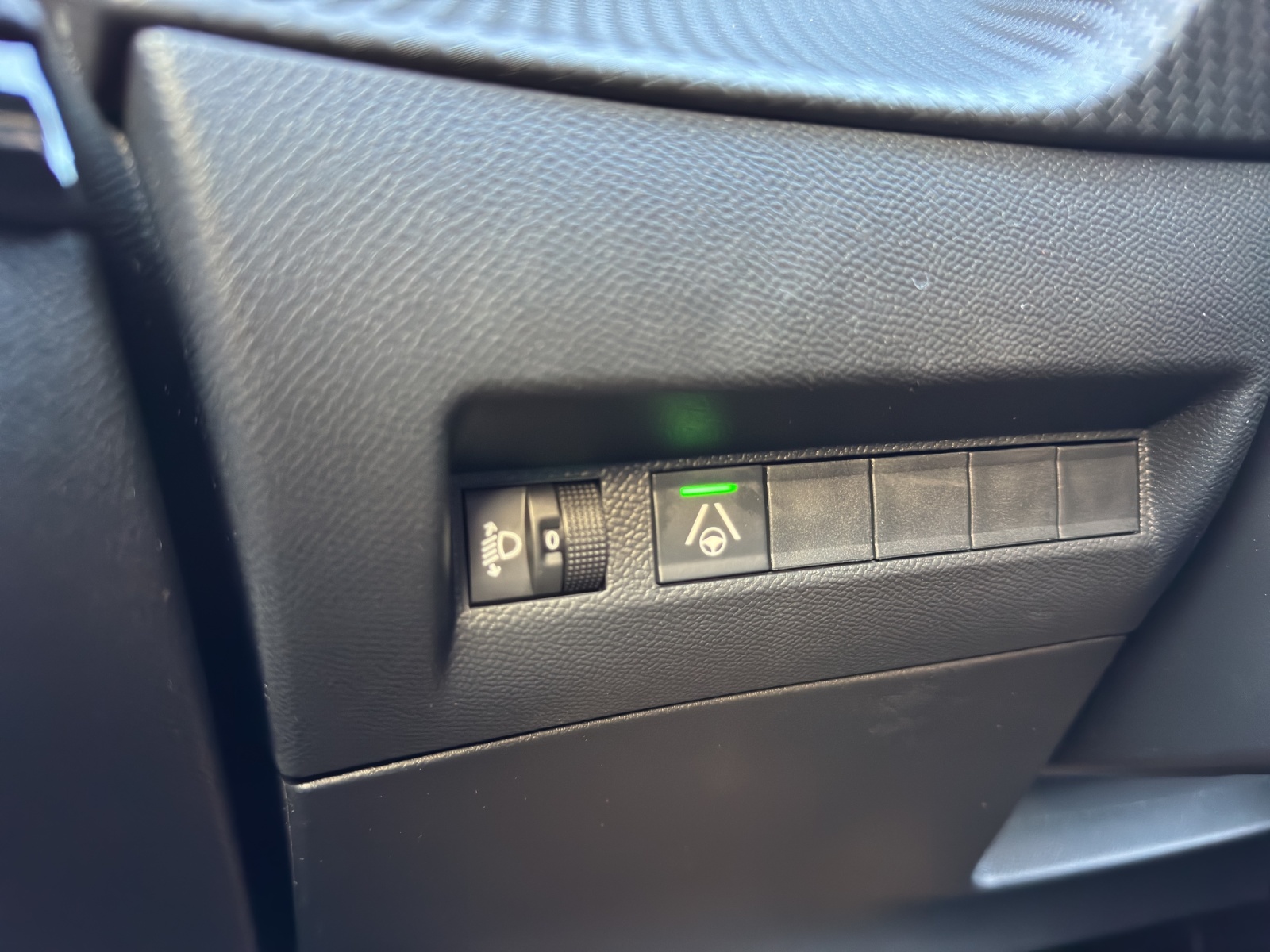 PEUGEOT 208 1.2 Hybrid Allure Premium-image-10