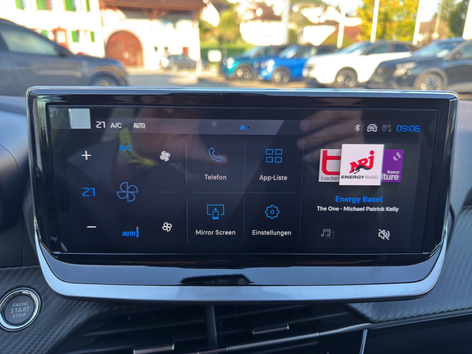 PEUGEOT 208 1.2 Hybrid Allure Premium-image-9