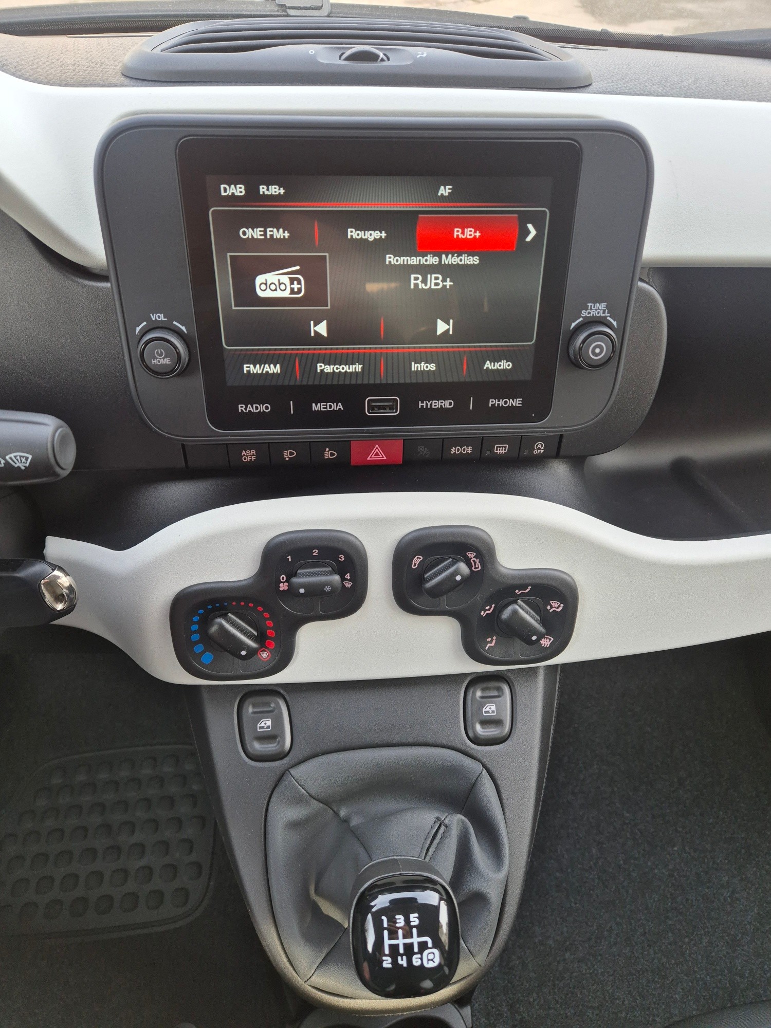 FIAT Panda 1.0 MHEV Cross-image-11