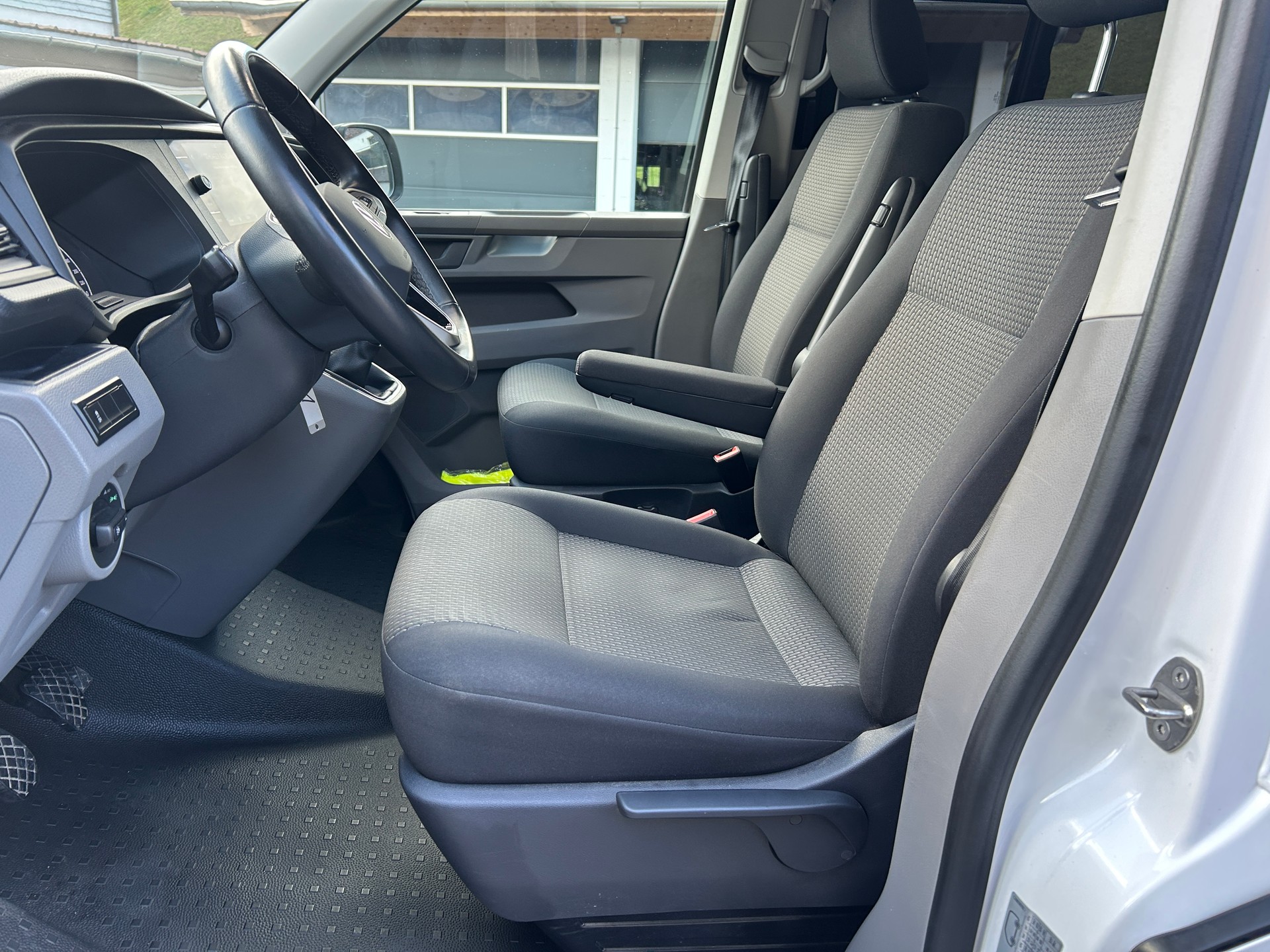 VW T6.1 2.0 TDI Caravelle 4Motion Trendline-image-8