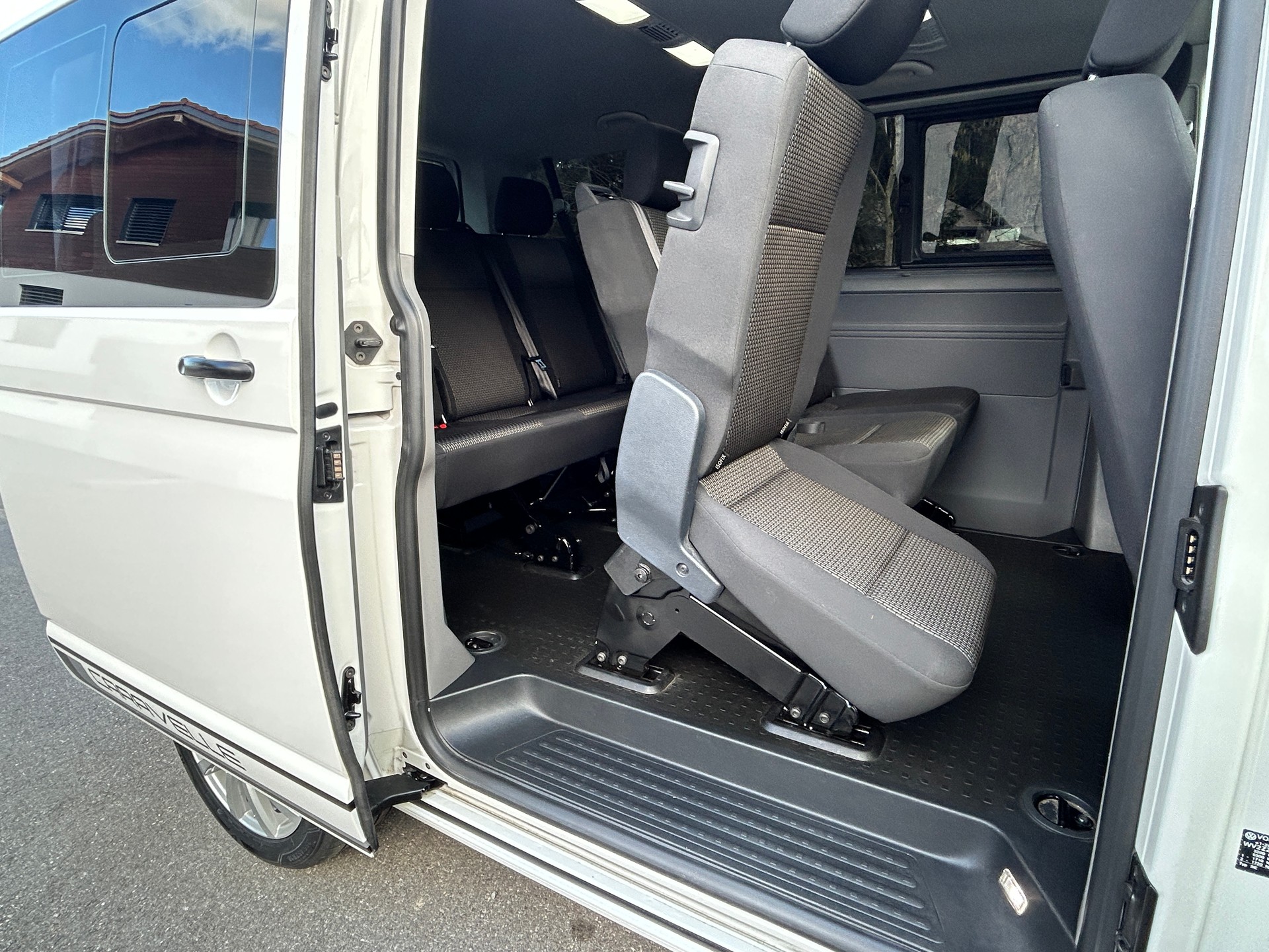 VW T6.1 2.0 TDI Caravelle 4Motion Trendline-image-13