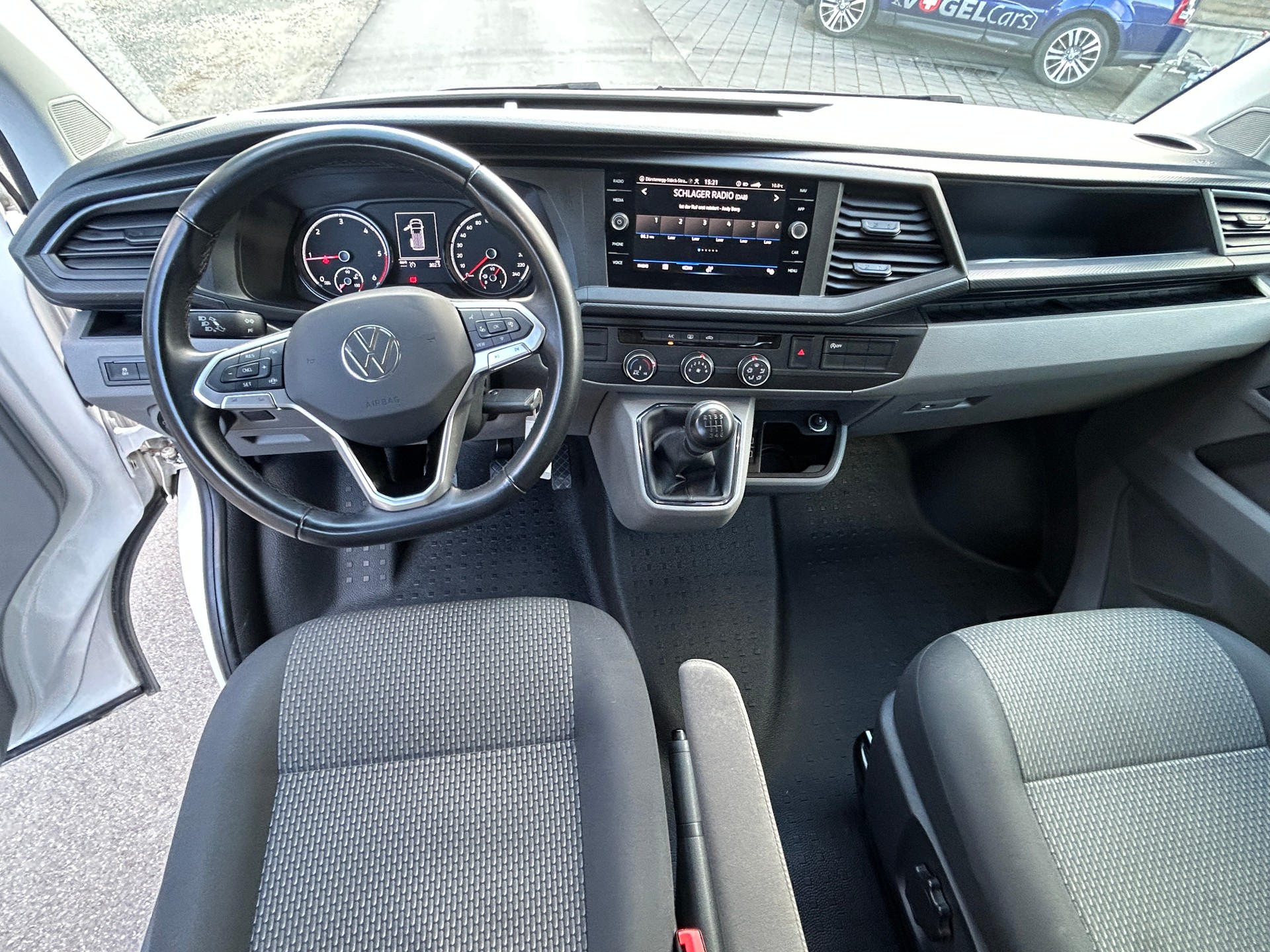 VW T6.1 2.0 TDI Caravelle 4Motion Trendline-image-10