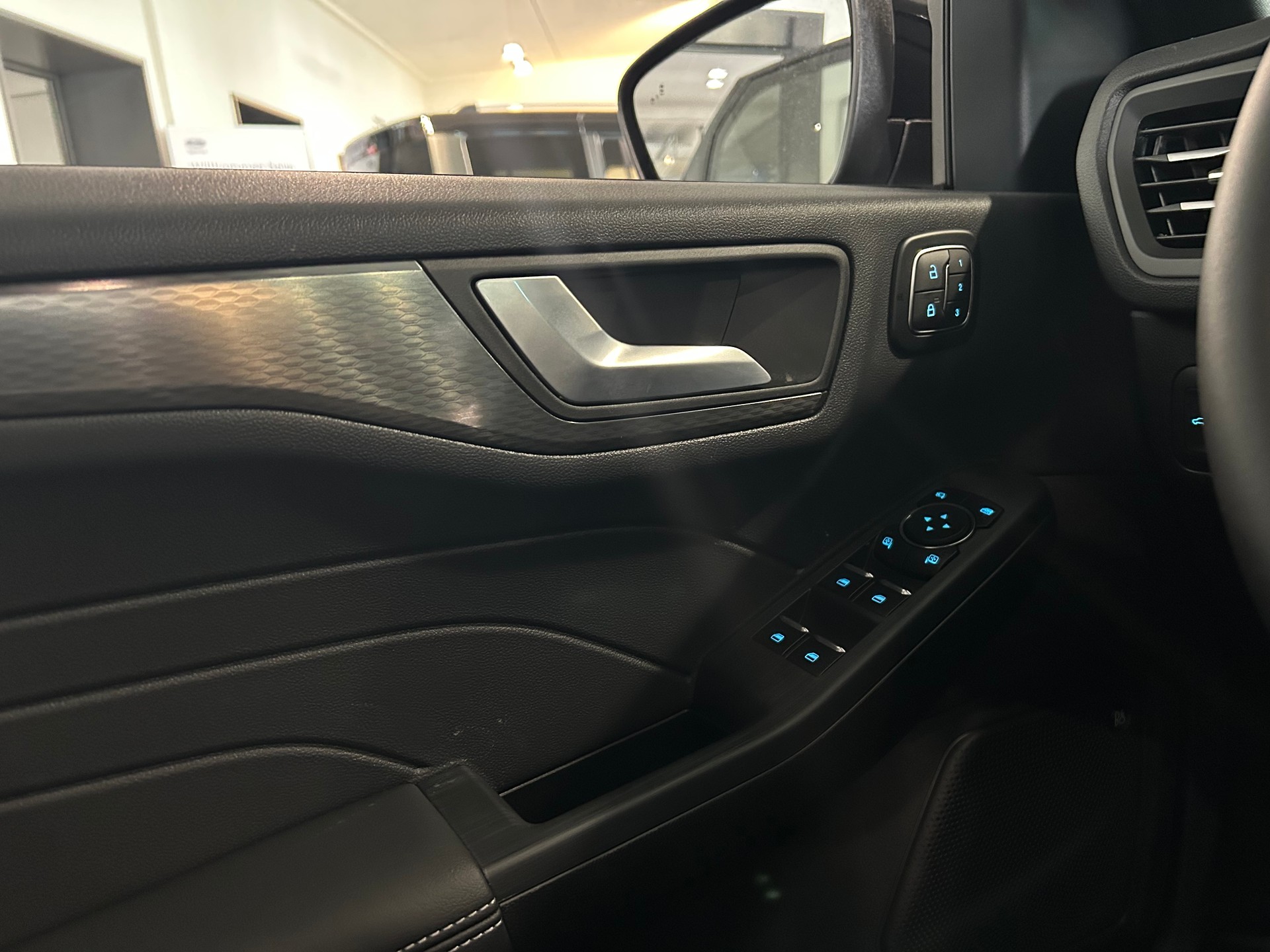 FORD Kuga 2.5 FHEV Sound Edition 4WD-image-13
