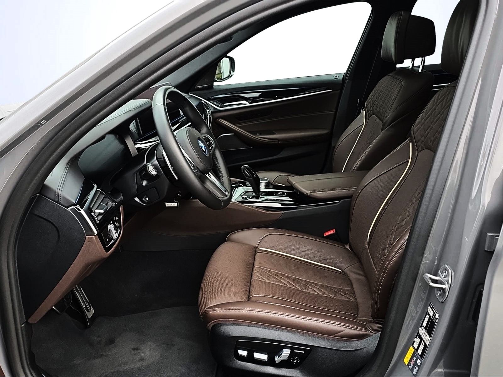 BMW 545e xDrive Pure M Sport Steptronic-image-10