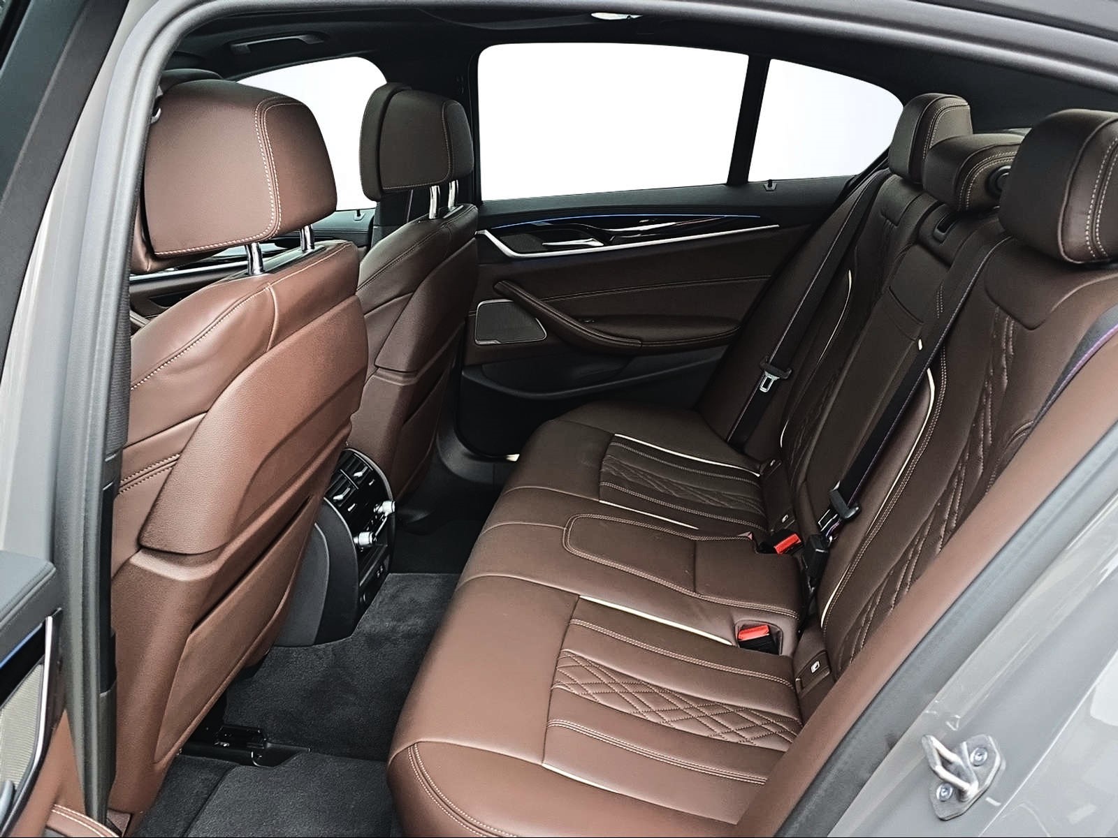 BMW 545e xDrive Pure M Sport Steptronic-image-13