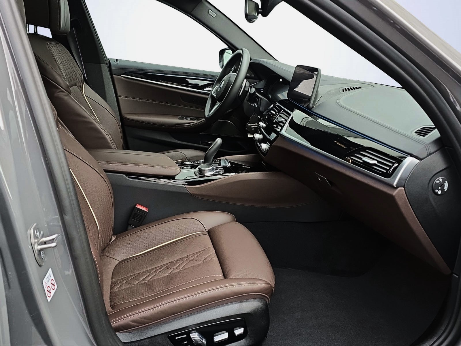 BMW 545e xDrive Pure M Sport Steptronic-image-12