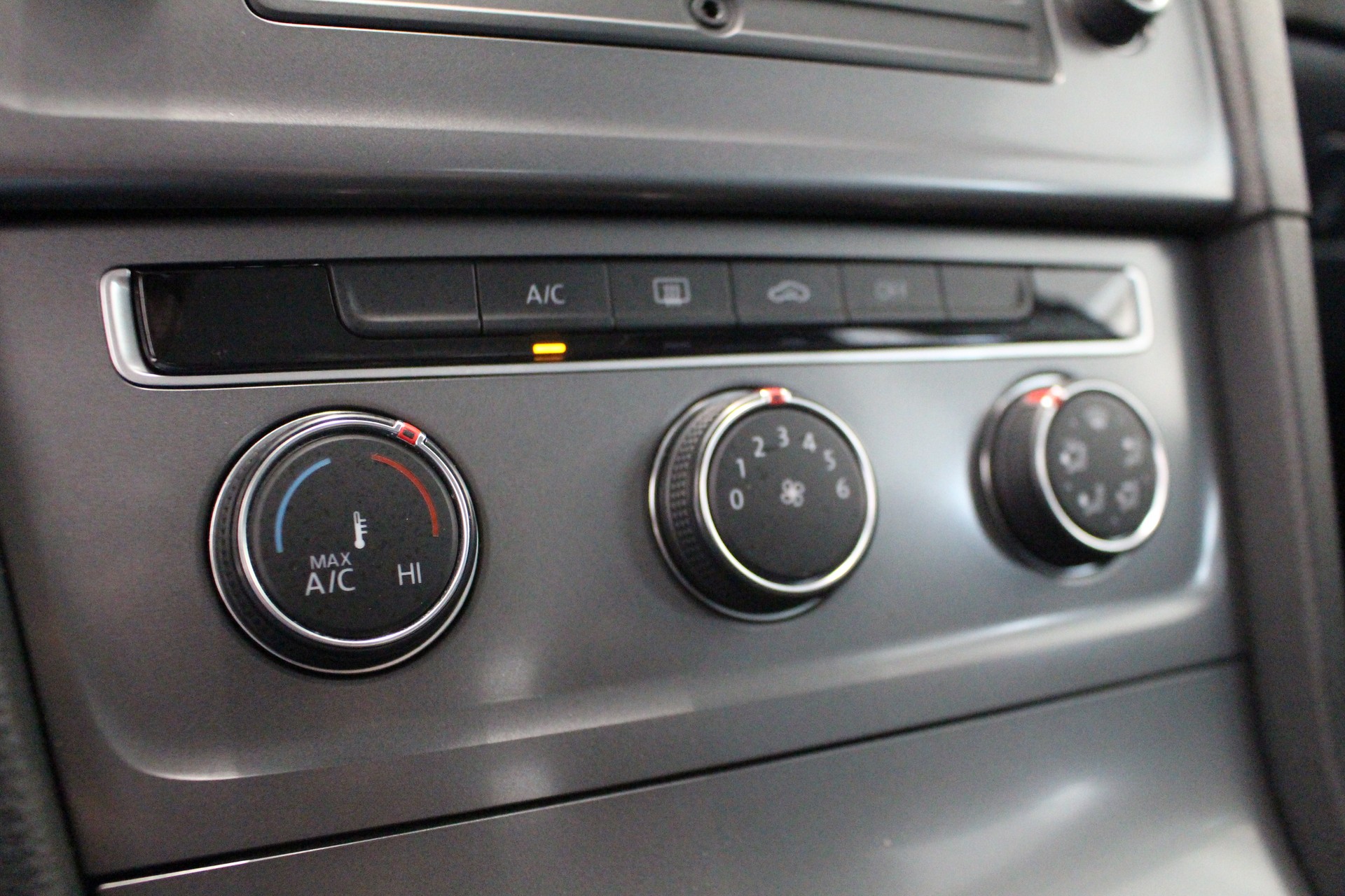 VW Golf VII Variant 1.2 TSI Trendline-image-17