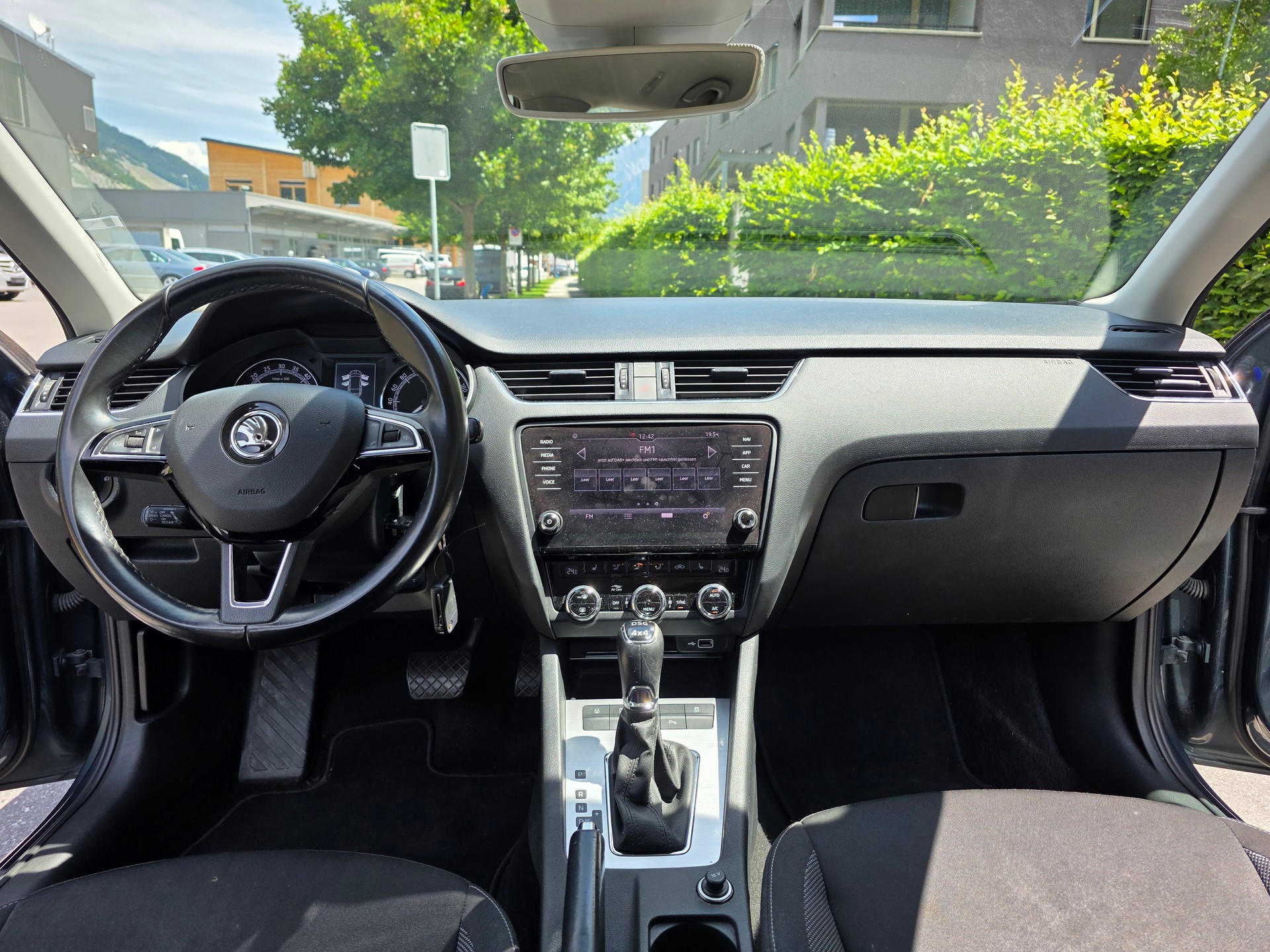 SKODA Octavia Combi 2.0 TDI Style 4x4-image-13