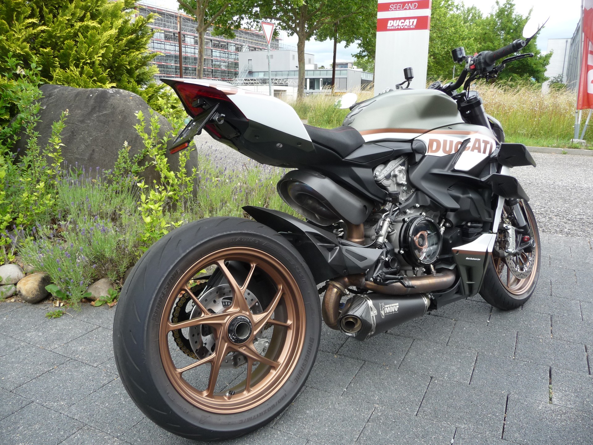 DUCATI Streetfighter V2