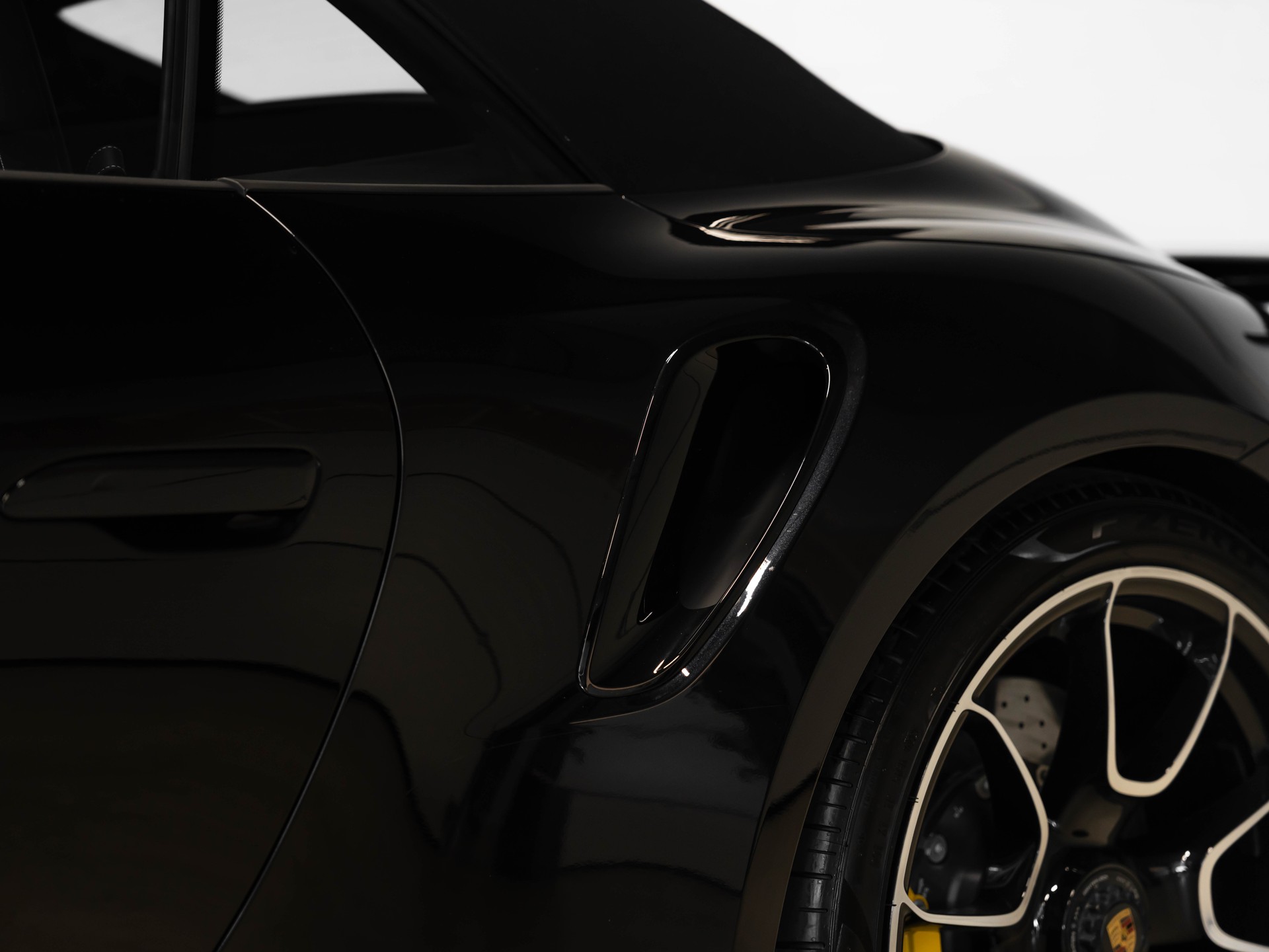 PORSCHE 911 Turbo S Cabriolet PDK-image-15