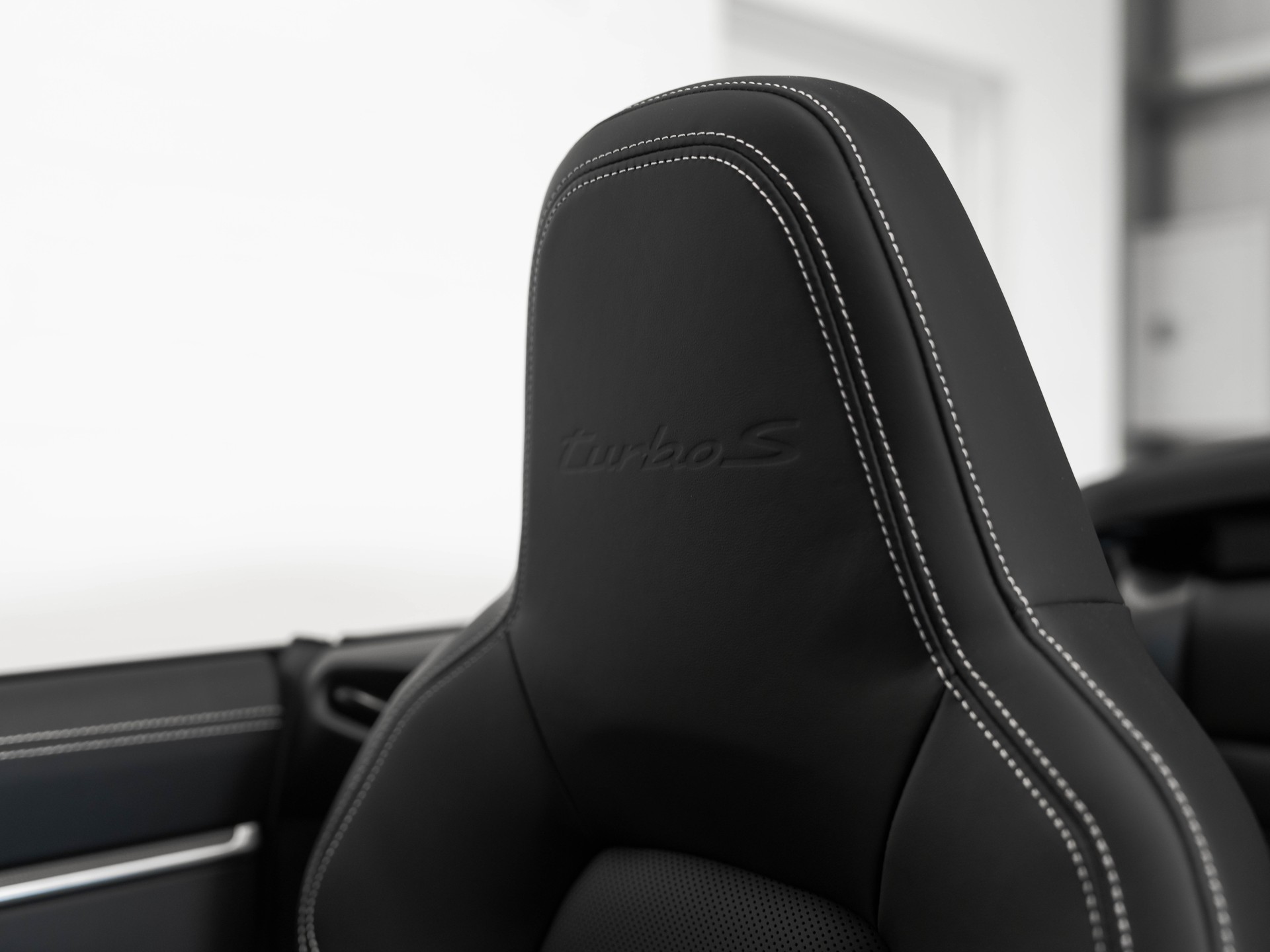 PORSCHE 911 Turbo S Cabriolet PDK-image-12