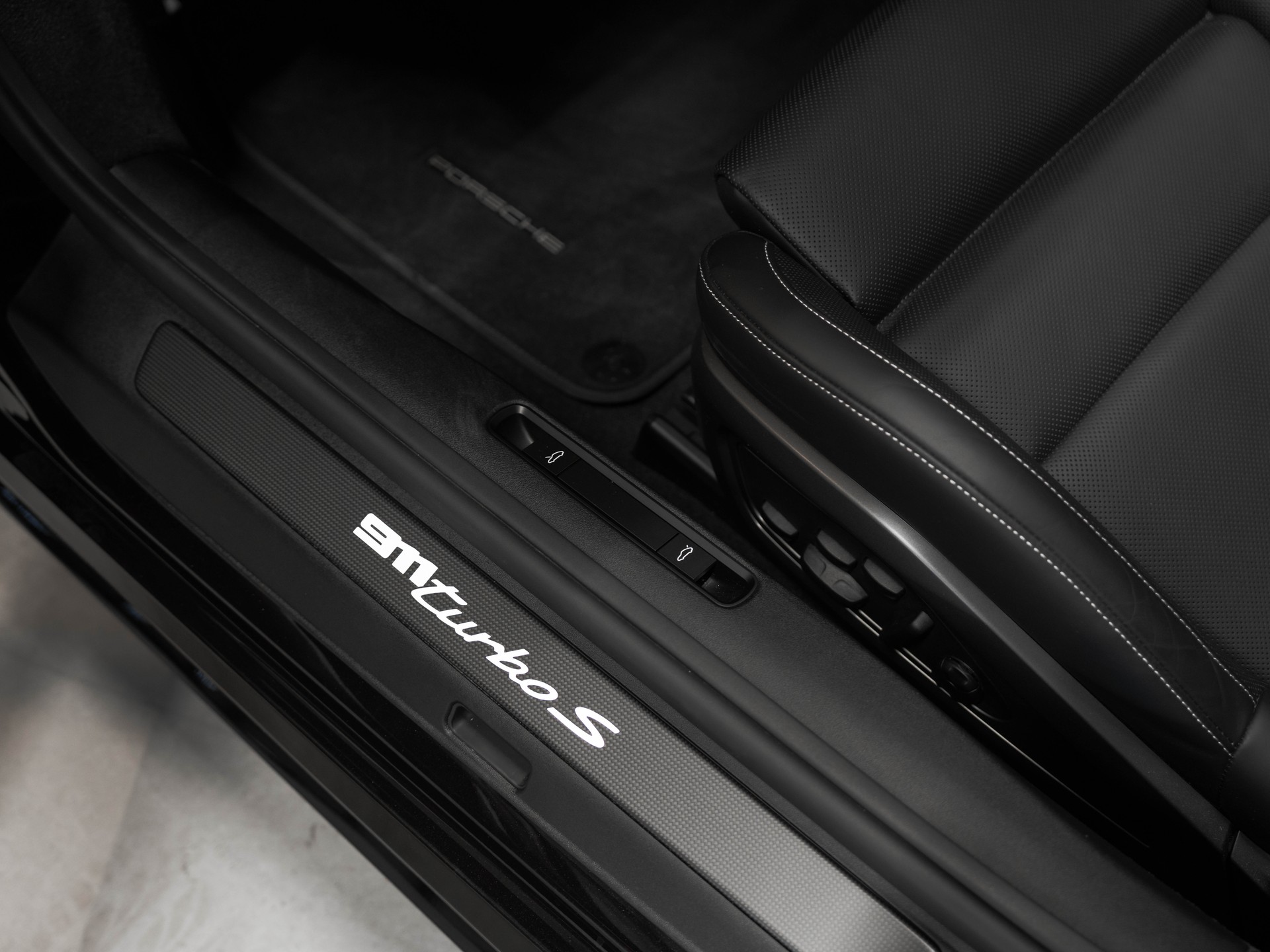 PORSCHE 911 Turbo S Cabriolet PDK-image-32