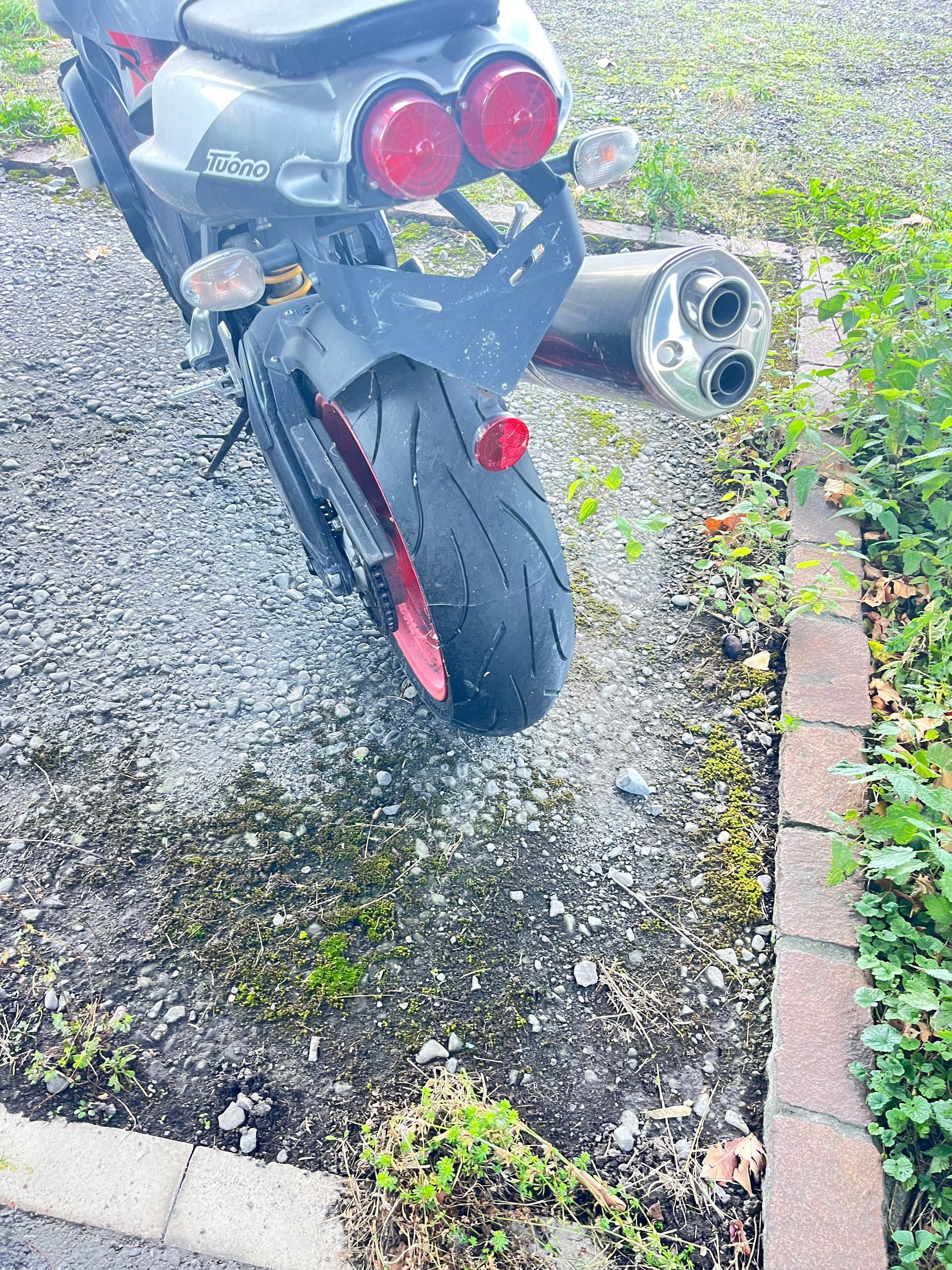 APRILIA Tuono 1000 R-image-1