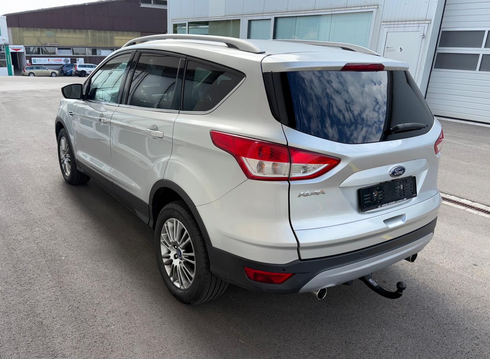 FORD Kuga 2.0 TDCi Titanium 4WD Leder Panorama AHK Kamera PDC V+H-image-3