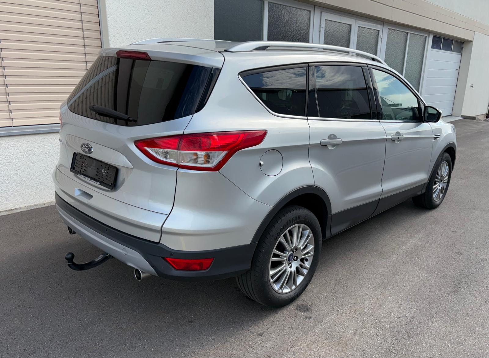 FORD Kuga 2.0 TDCi Titanium 4WD Leder Panorama AHK Kamera PDC V+H-image-1