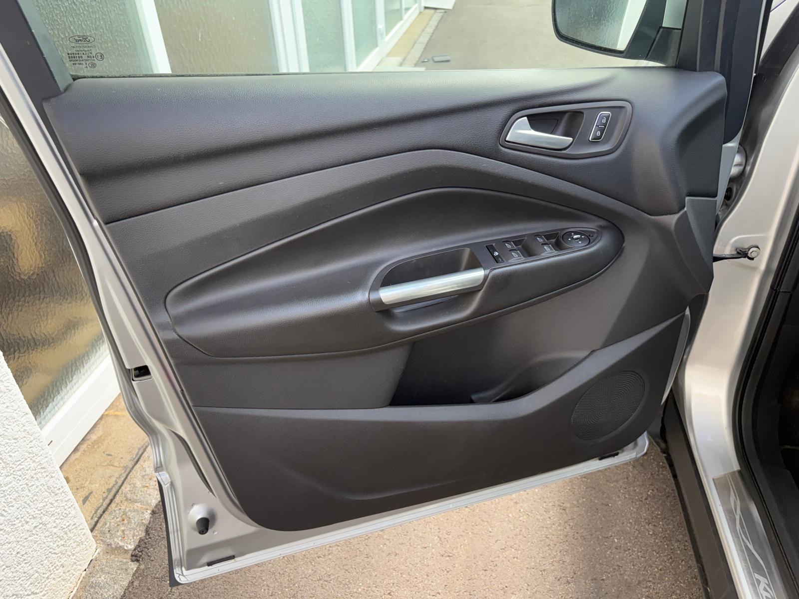 FORD Kuga 2.0 TDCi Titanium 4WD Leder Panorama AHK Kamera PDC V+H-image-4