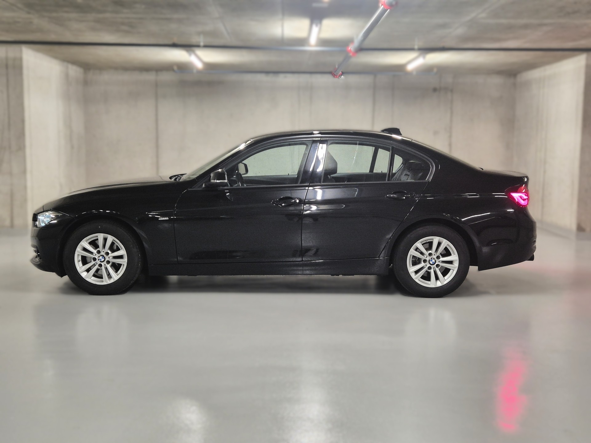 BMW 320d xDrive Edition Sport Line Steptronic-image-4