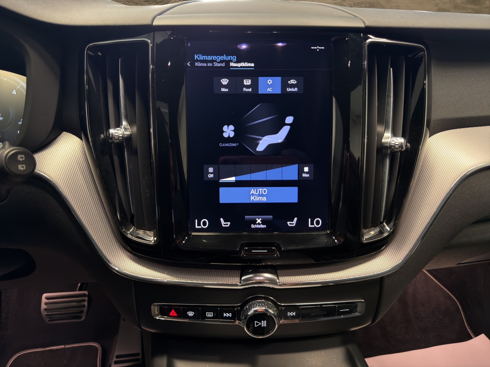 VOLVO XC60 B4 Diesel Mild Hybrid AWD R-Design Geartronic-image-9