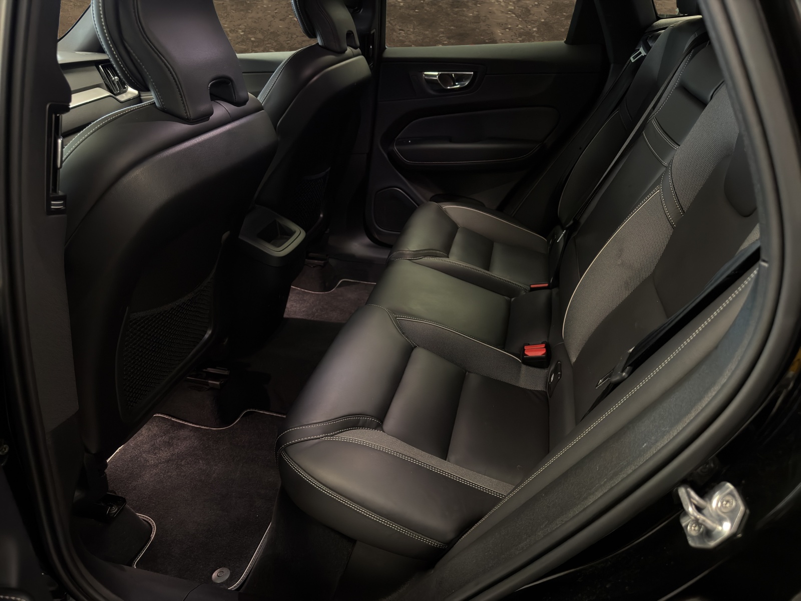 VOLVO XC60 B4 Diesel Mild Hybrid AWD R-Design Geartronic-image-14