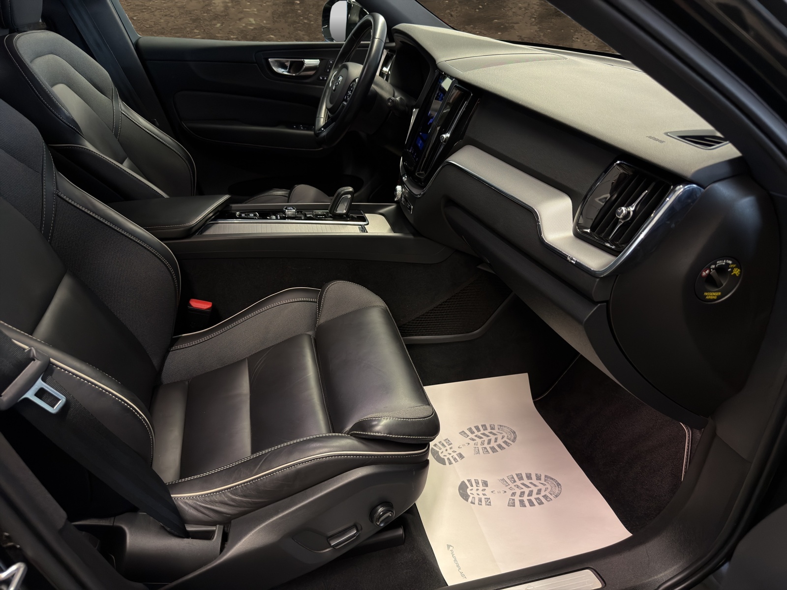 VOLVO XC60 B4 Diesel Mild Hybrid AWD R-Design Geartronic-image-13