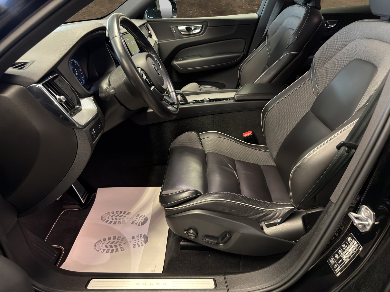 VOLVO XC60 B4 Diesel Mild Hybrid AWD R-Design Geartronic-image-11