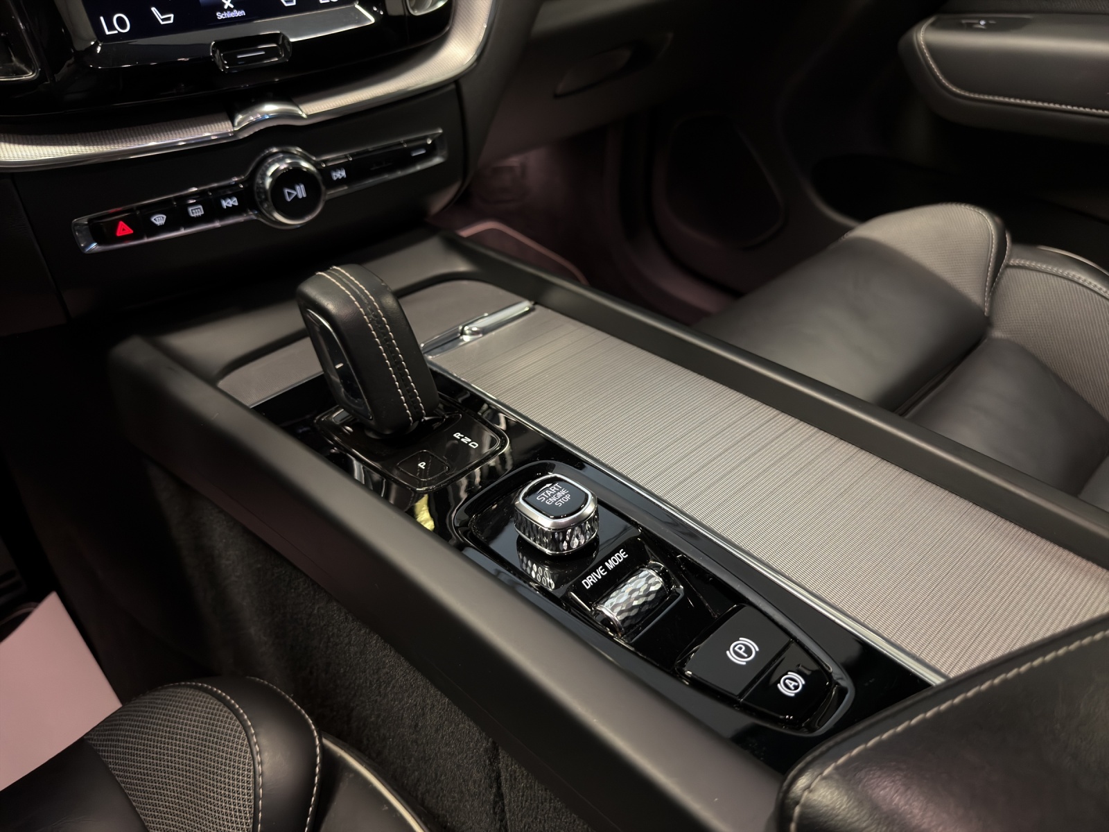 VOLVO XC60 B4 Diesel Mild Hybrid AWD R-Design Geartronic-image-10