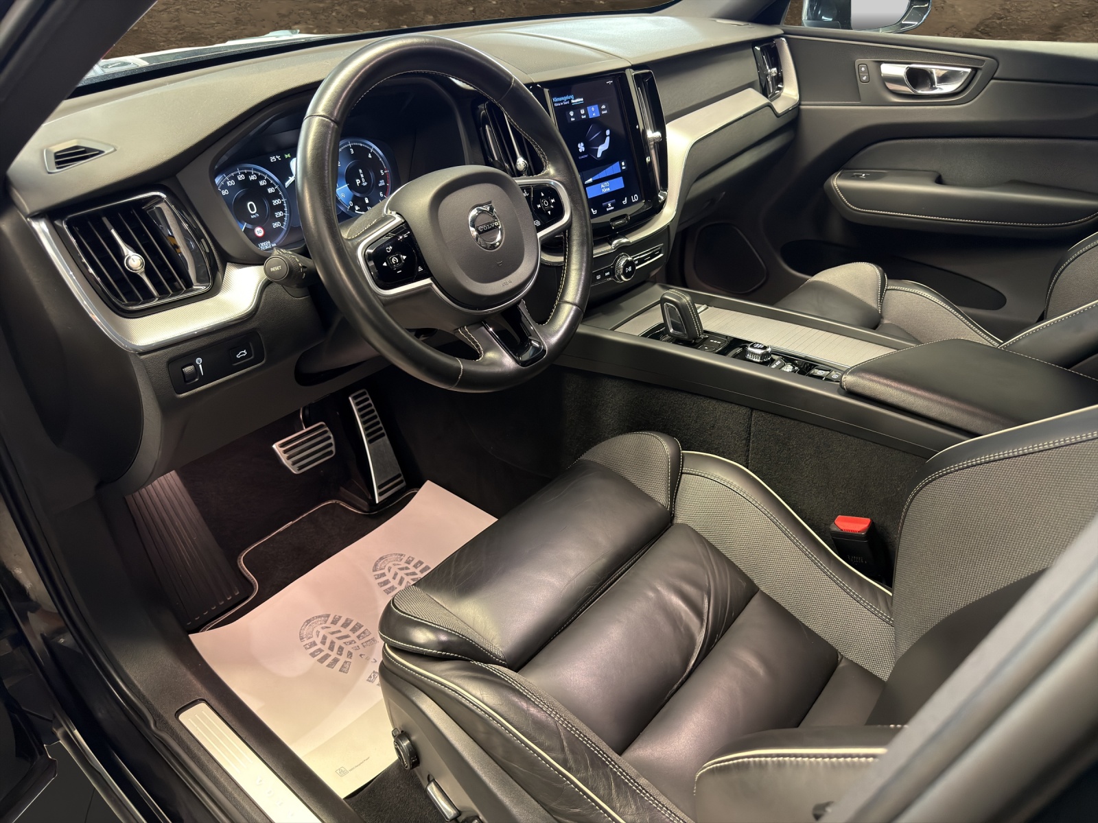 VOLVO XC60 B4 Diesel Mild Hybrid AWD R-Design Geartronic-image-7