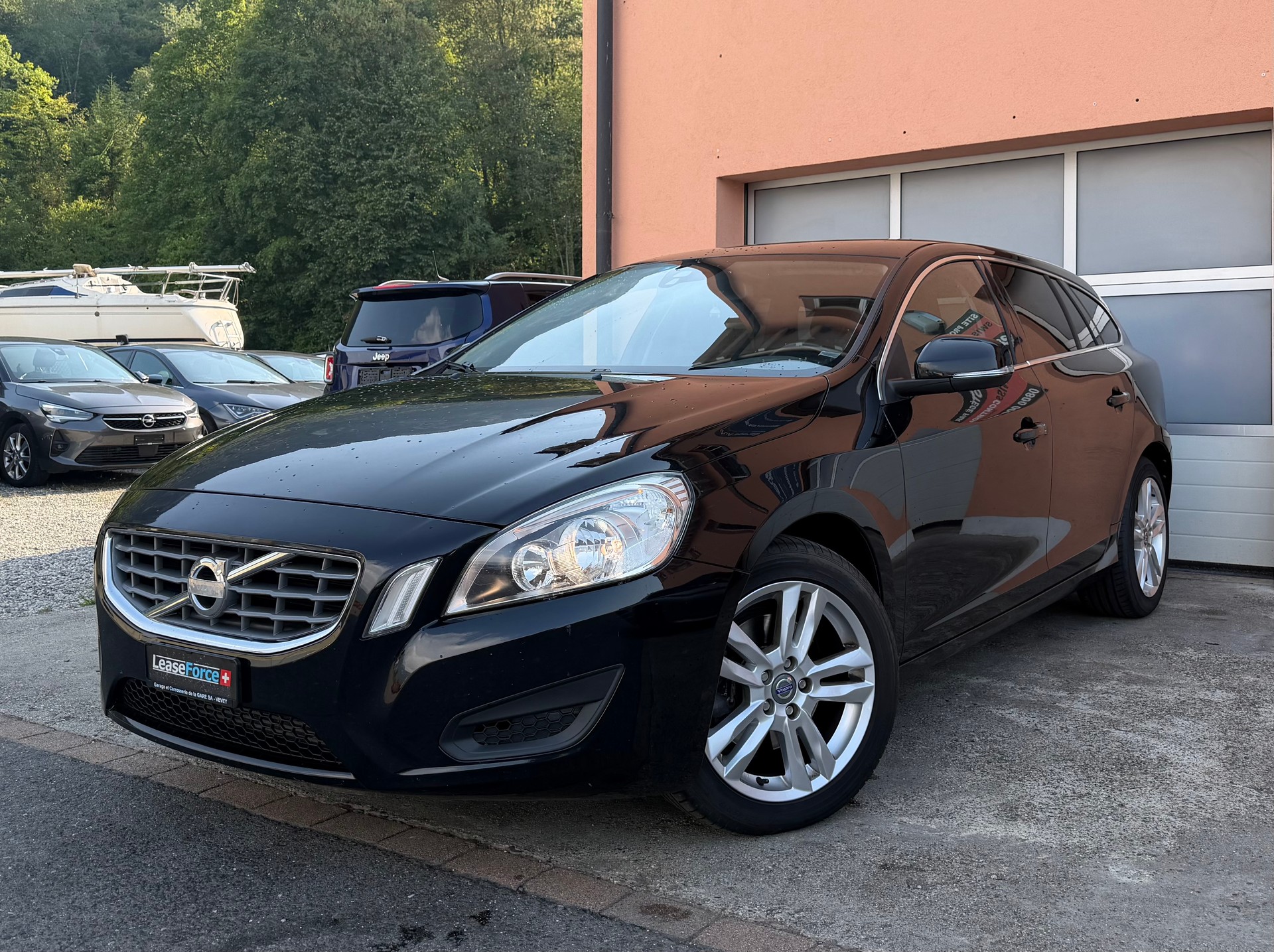 VOLVO V60 D4 Momentum-showroom-element-1