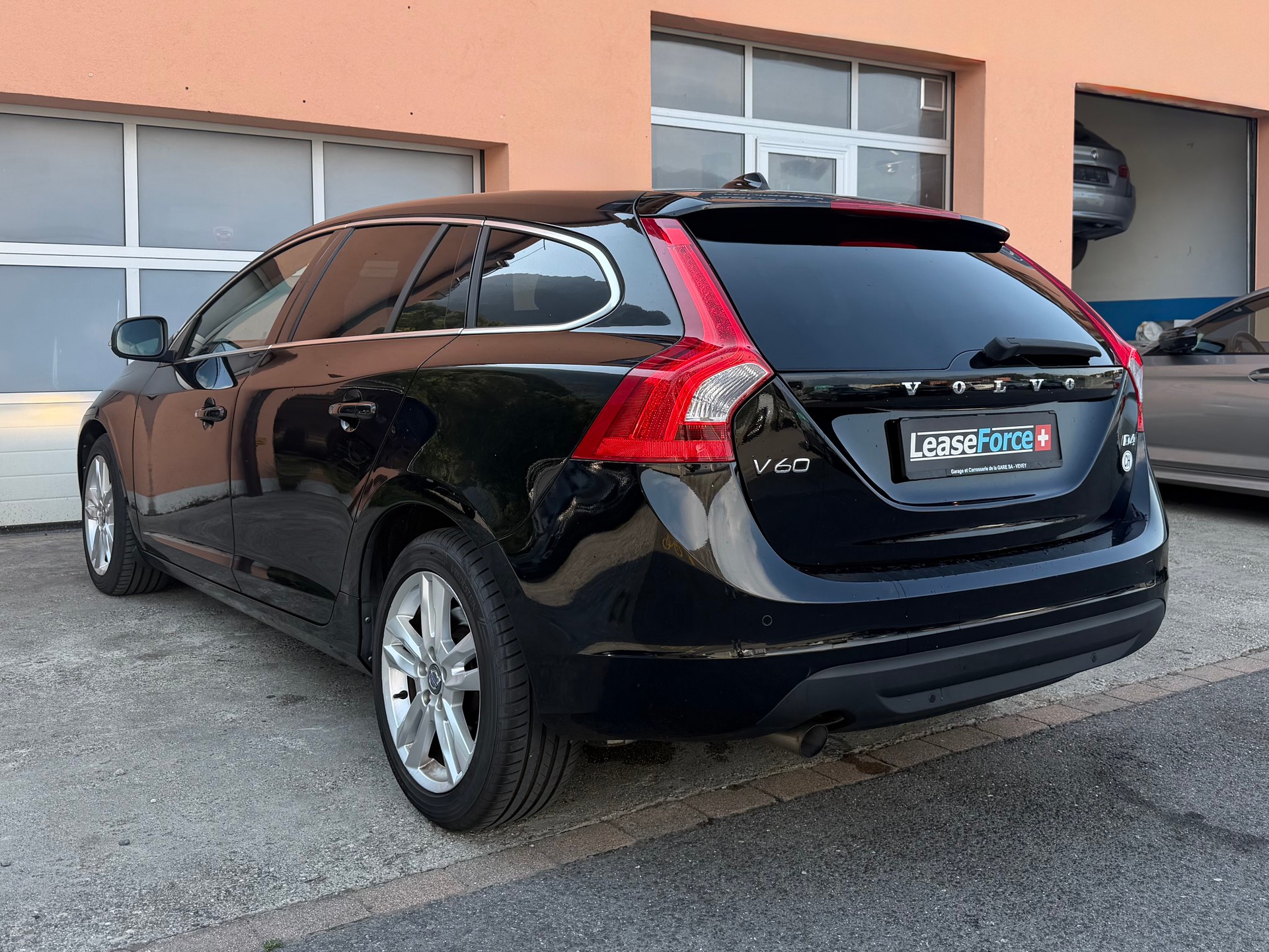 VOLVO V60 D4 Momentum-showroom-element-2