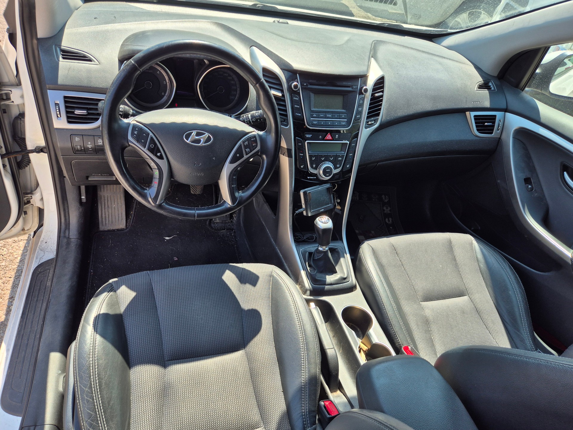 HYUNDAI i30 1.6 CRDi Comfort-image-6