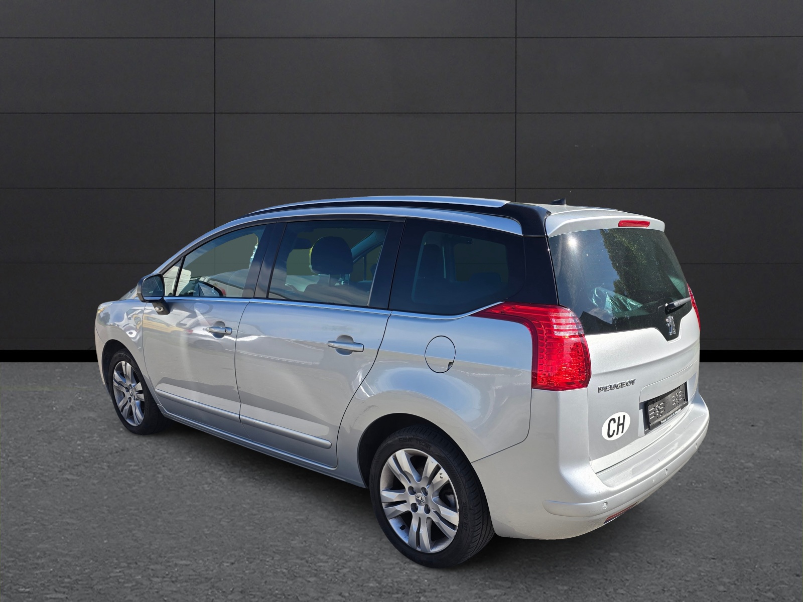PEUGEOT 5008 1.6 16V T Family Automatic-image-6