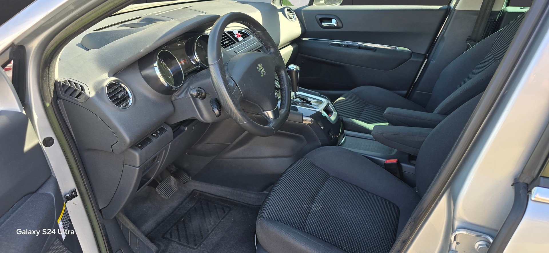 PEUGEOT 5008 1.6 16V T Family Automatic-image-8