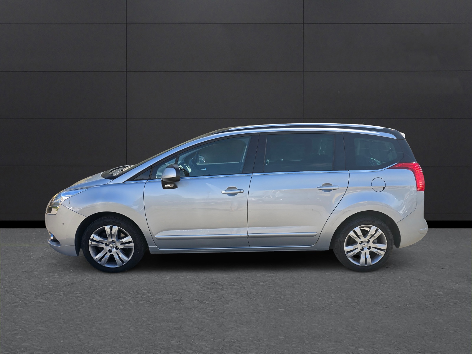 PEUGEOT 5008 1.6 16V T Family Automatic-image-4