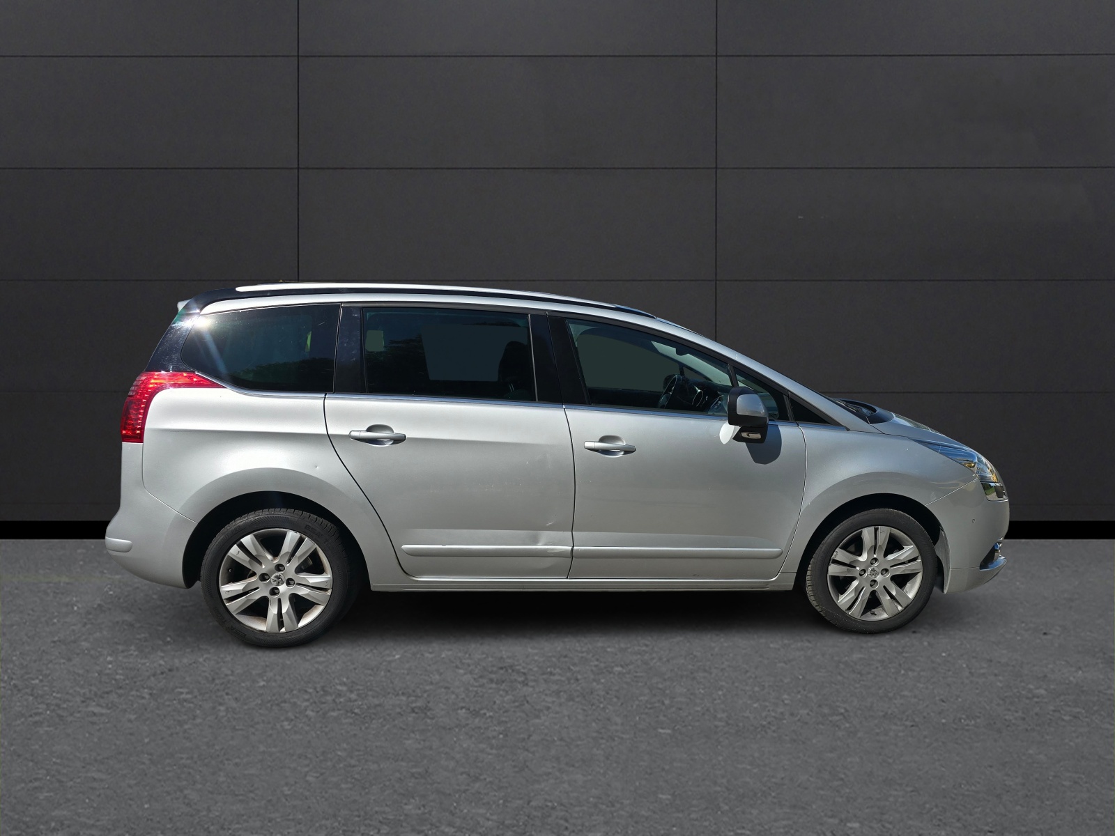 PEUGEOT 5008 1.6 16V T Family Automatic-image-5